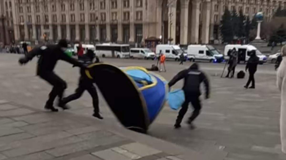 На Майдані знову сталися сутички між ФОПами та копами На Майдані знову сталися сутички між ФОПами та копами