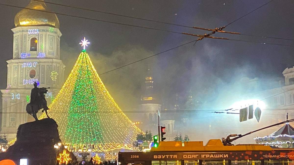 У Києві засвітили головну ялинку країни 19.12.2020: фото, відео У Києві засвітили головну ялинку країни 19.12.2020: фото, відео