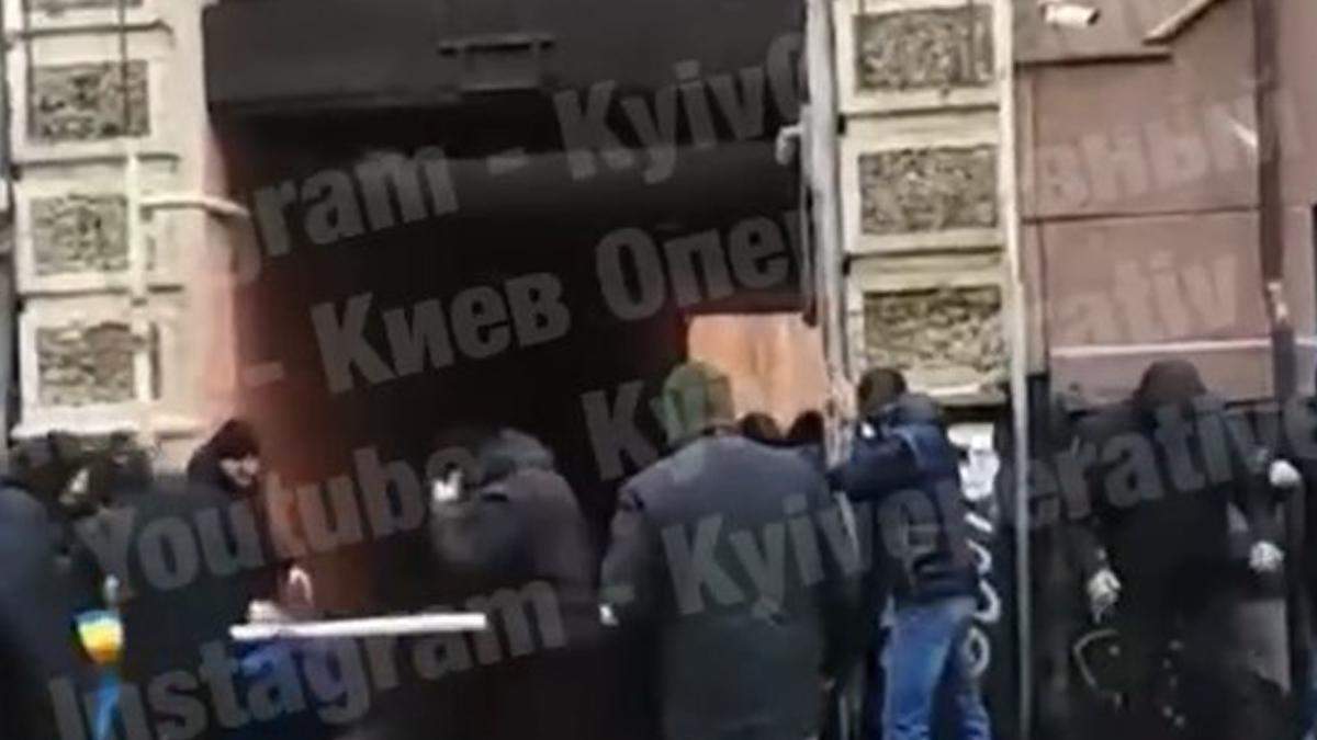В Киеве 22.12.2020 у бывшего офиса Укрбуда подрались титушки В Киеве 22.12.2020 у бывшего офиса Укрбуда подрались титушки