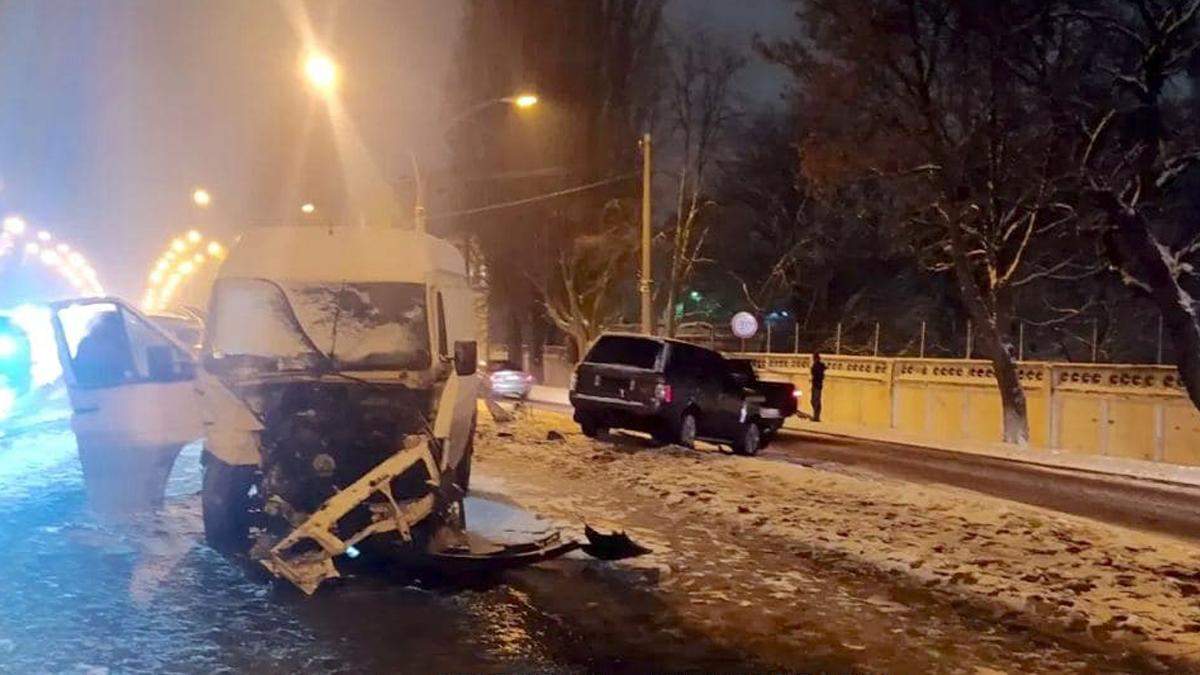 В Броварах лоб в лоб столкнулись Volkswagen и Land Rover В Броварах лоб в лоб столкнулись Volkswagen и Land Rover