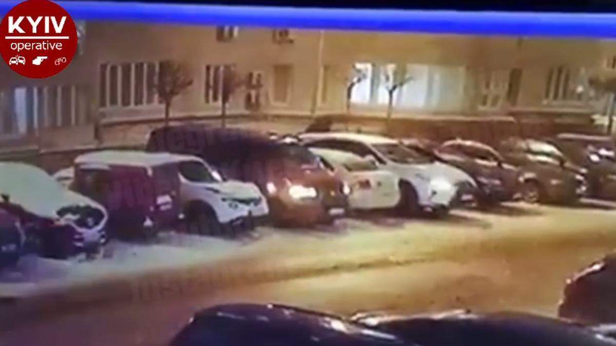 Під Києвом чоловік пошкодив понад 10 автівок Під Києвом чоловік пошкодив понад 10 автівок