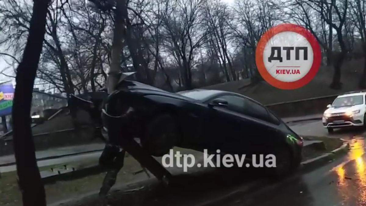 У Києві після новорічної ночі побачили Jaguar на стовпі: відео - Київ У Києві після новорічної ночі побачили Jaguar на стовпі: відео - Київ