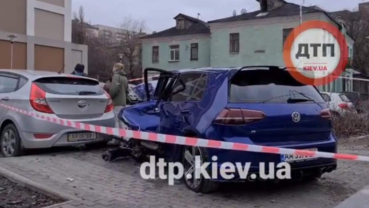 В Киеве легковушка влетела в переход и разбил припаркованные авто В Киеве легковушка влетела в переход и разбил припаркованные авто