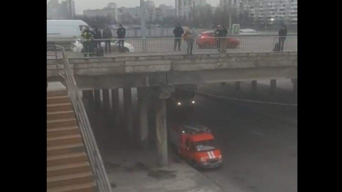 У Києві хлопець хотів стрибнути з моста: його відмовили від цього У Києві хлопець хотів стрибнути з моста: його відмовили від цього