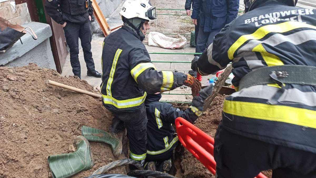 У Києві чоловіка на смерть завалило піском у дворі багатоповерхівки У Києві чоловіка на смерть завалило піском у дворі багатоповерхівки