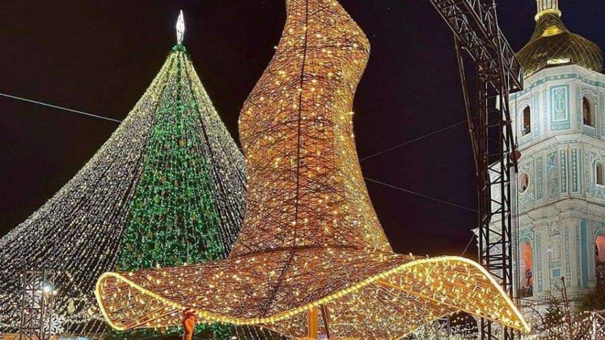 Скандальний капелюх з новорічної ялинки встановили на новому місці Скандальний капелюх з новорічної ялинки встановили на новому місці