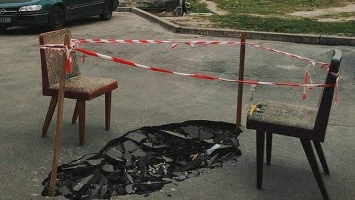 У Києві оригінально огородили яму стільцями У Києві оригінально огородили яму стільцями