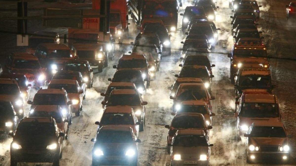 Через снігопад Київ скували серйозні затори Через снігопад Київ скували серйозні затори