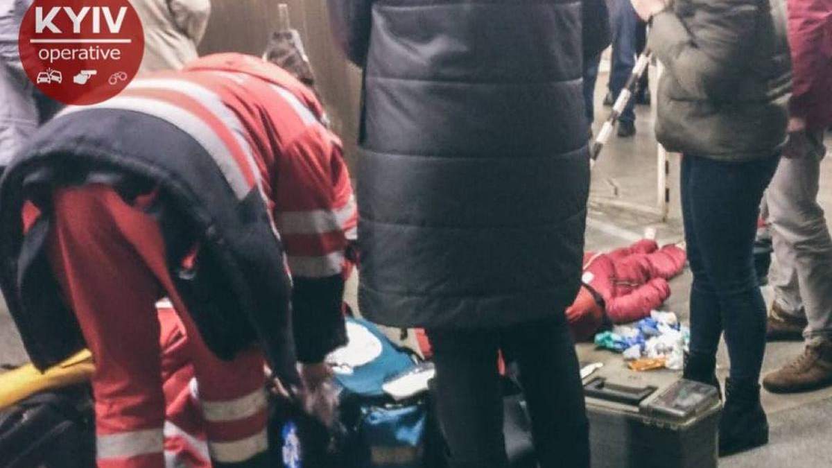 В Киеве на одной из важнейших станций метро человек упал на рельсы В Киеве на одной из важнейших станций метро человек упал на рельсы