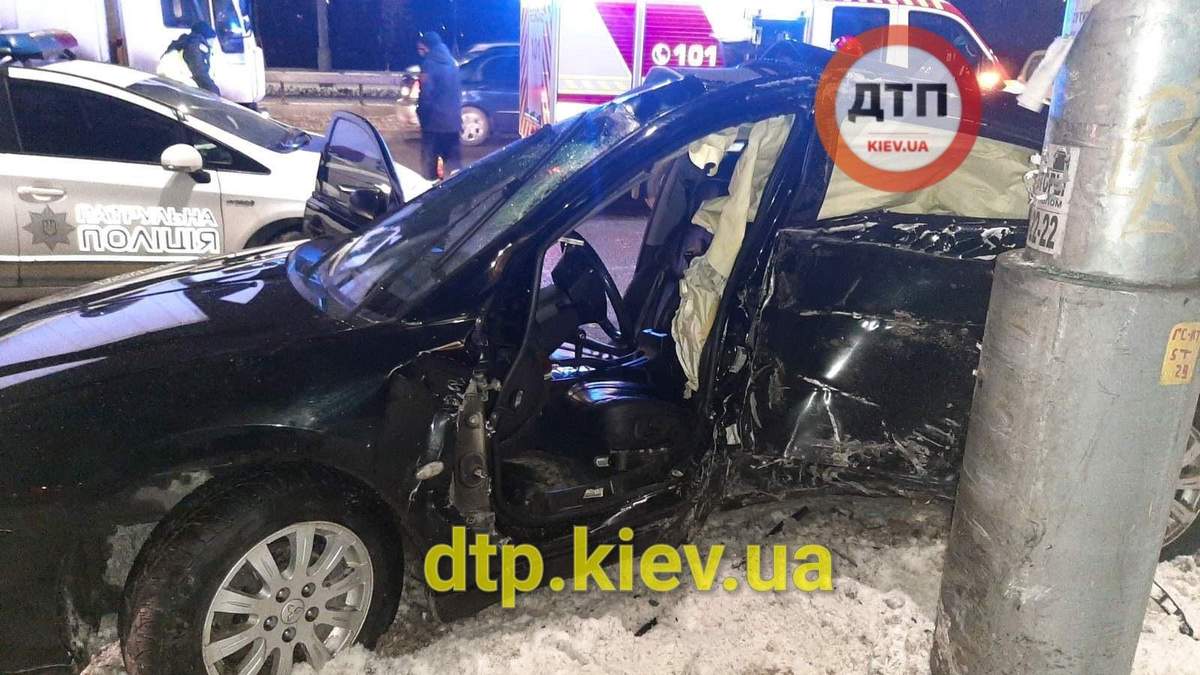 У Києві водій Mitsubishi розбився о стовп У Києві водій Mitsubishi розбився о стовп