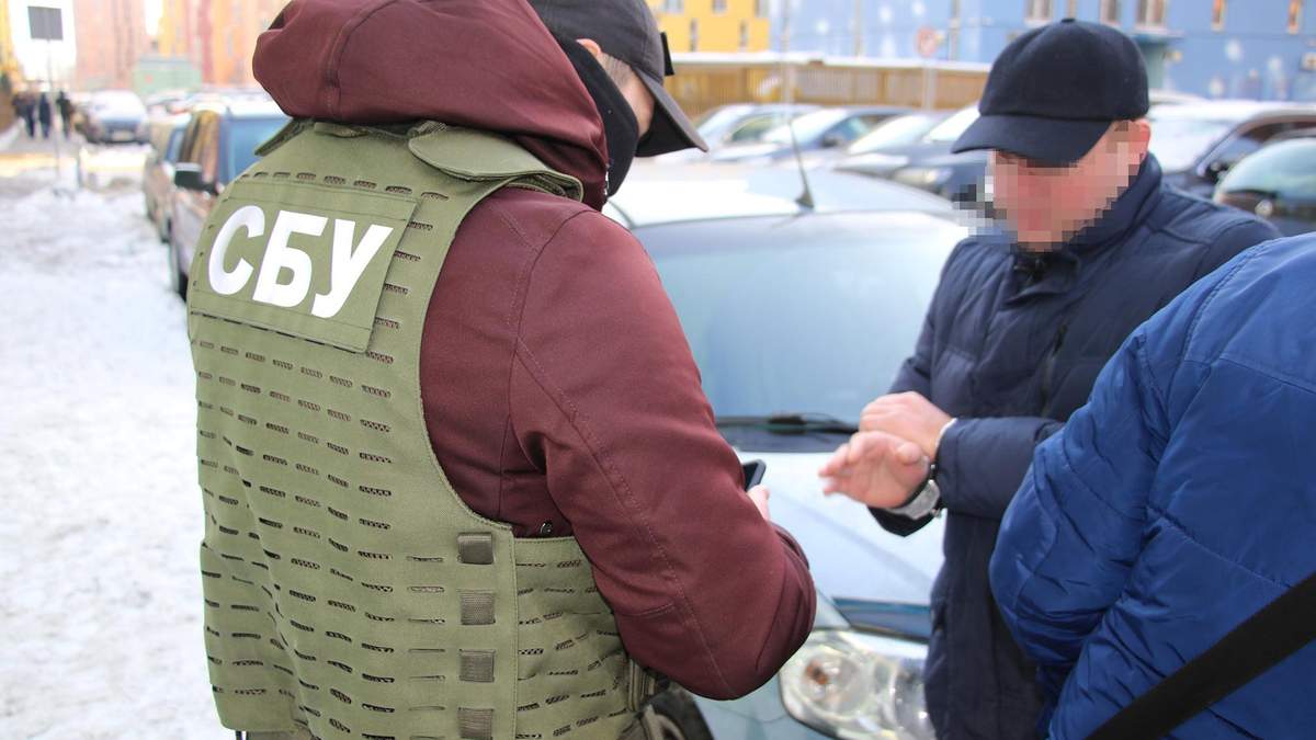 СБУ у Києві затримала державних виконавців: брали хабарі СБУ у Києві затримала державних виконавців: брали хабарі