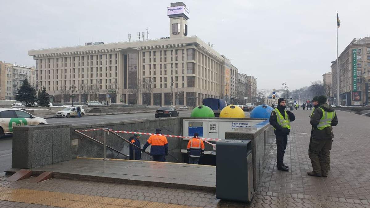 В переходе под Майданом Незалежности обвалился потолок В переходе под Майданом Незалежности обвалился потолок