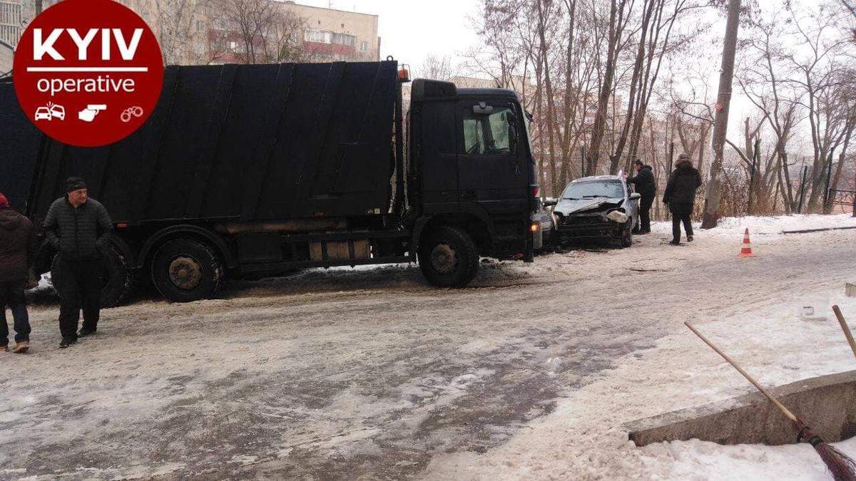 У Києві сміттєвоз епічно протаранив 9 машин У Києві сміттєвоз епічно протаранив 9 машин