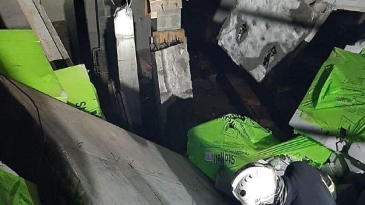 У Києві на будівництві обвалився дах: під завалами були робітники У Києві на будівництві обвалився дах: під завалами були робітники