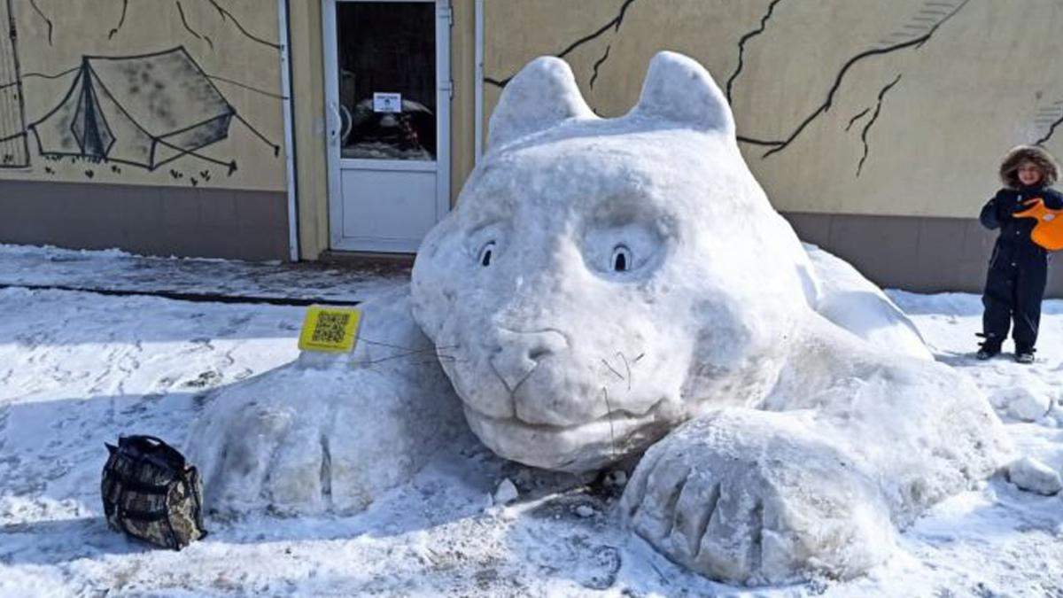 В Киеве на улице Янки Купалы появился гигантский снежный кот В Киеве на улице Янки Купалы появился гигантский снежный кот
