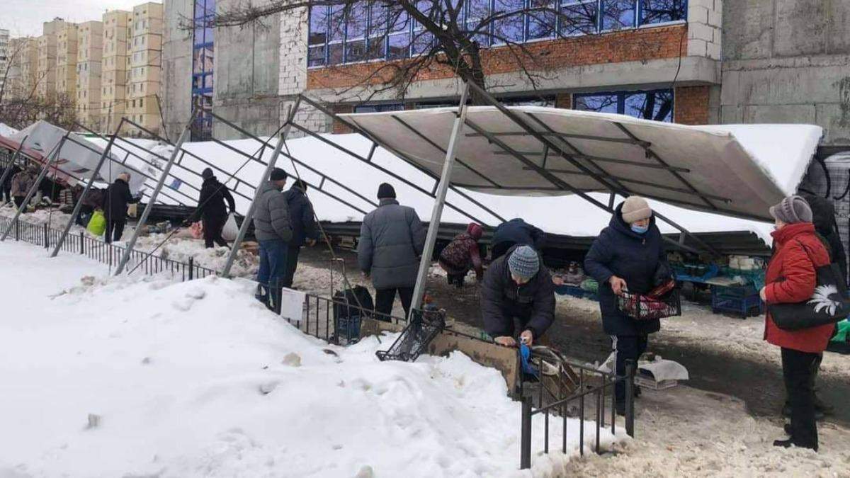 На стихійному ринку у Києві навіс впав на людей: фото На стихійному ринку у Києві навіс впав на людей: фото