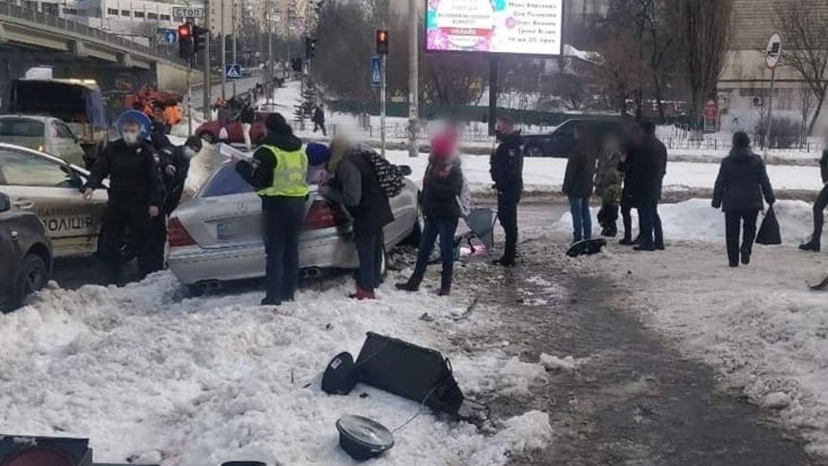 ДТП в Киеве: 22-летний водитель наехал на пешеходов ДТП в Киеве: 22-летний водитель наехал на пешеходов