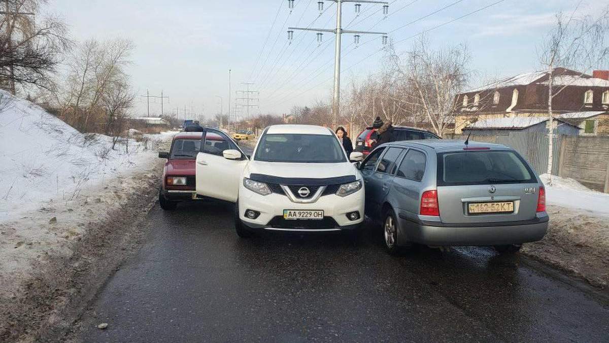 У Києві жінка на Nissan об'їжджала затор по зустрічці та скоїла ДТП У Києві жінка на Nissan об'їжджала затор по зустрічці та скоїла ДТП