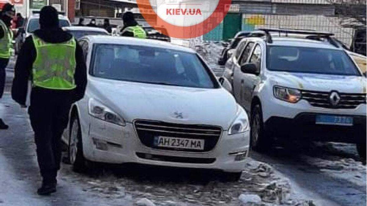 На Борщагівці у Києві замінували автівку На Борщагівці у Києві замінували автівку