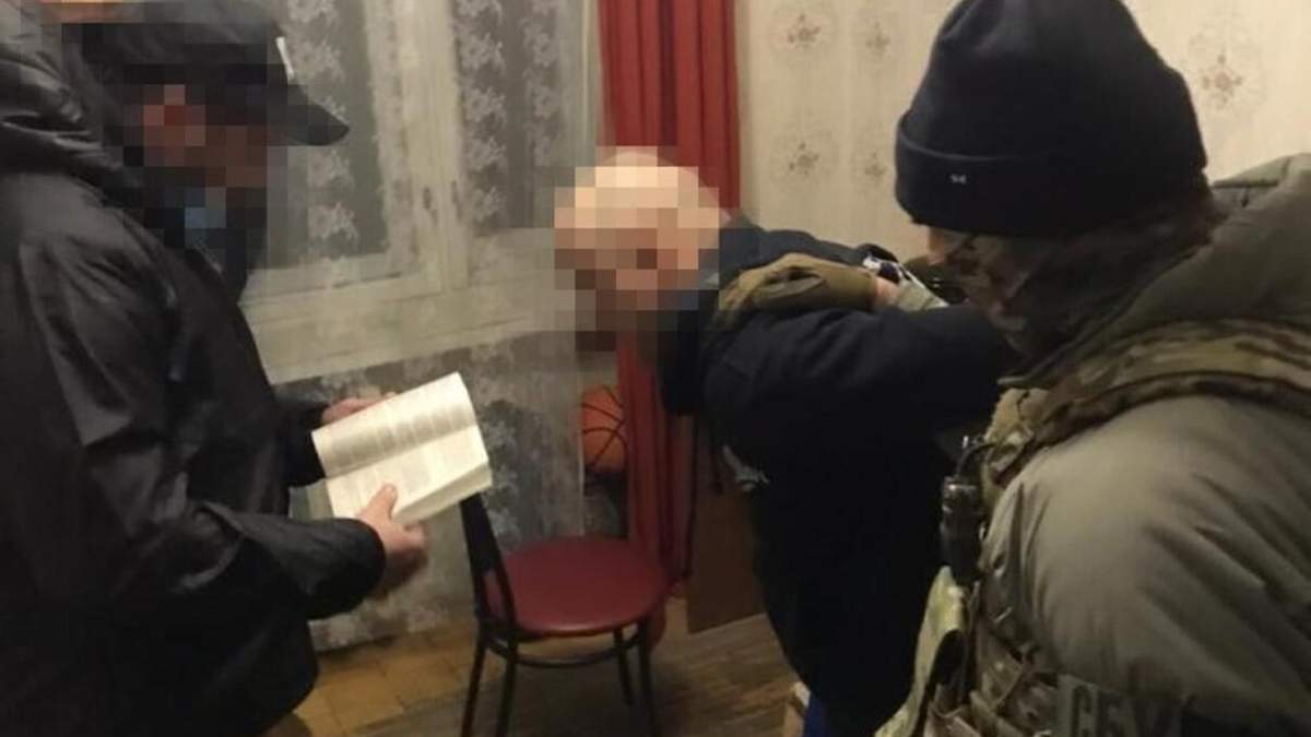 Податківець з Києва передавав бойовикам держтаємниці Податківець з Києва передавав бойовикам держтаємниці