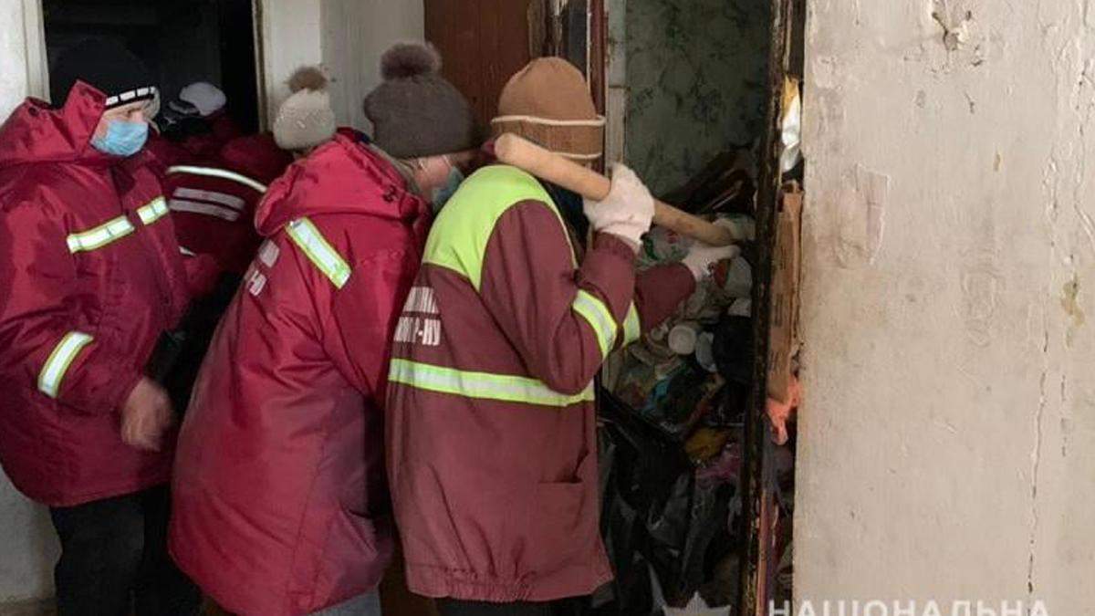 В Киеве коммунальщики с загроможденного жилья вывезли 20 тонн мусора В Киеве коммунальщики с загроможденного жилья вывезли 20 тонн мусора