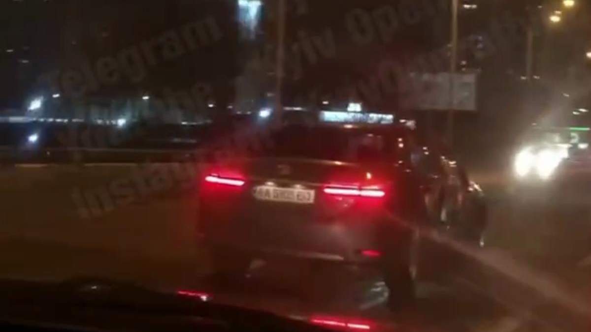 В Киеве водитель Toyota спровоцировал ДТП и сбежал, мог быть пьяным В Киеве водитель Toyota спровоцировал ДТП и сбежал, мог быть пьяным