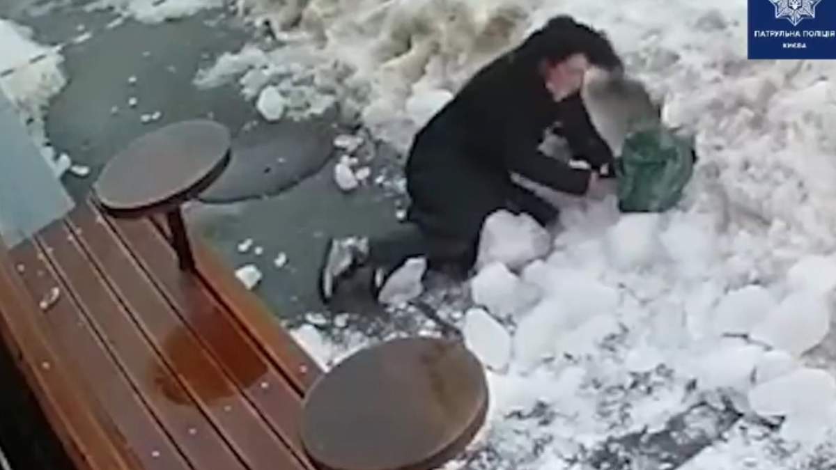 У Києві жінку завалило снігом: вона зайшла за стрічку – відео У Києві жінку завалило снігом: вона зайшла за стрічку – відео