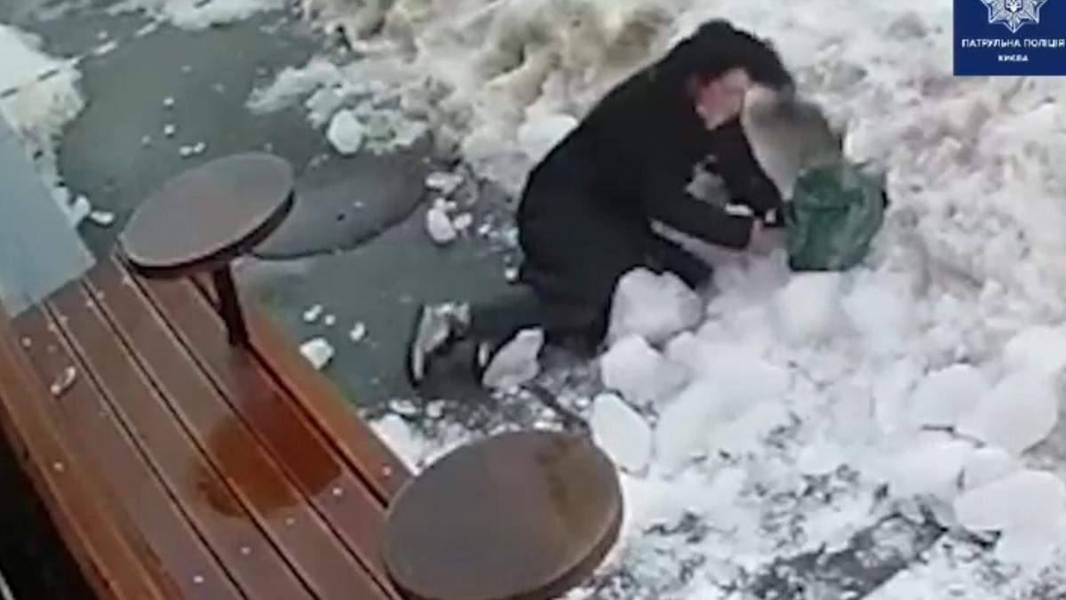 В Киеве женщину завалило снегом: она зашла за ленту - видео В Киеве женщину завалило снегом: она зашла за ленту - видео