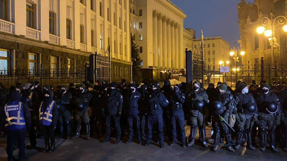 В поддержку Стерненка: на Банковой в Киеве собрались люди - Киев В поддержку Стерненка: на Банковой в Киеве собрались люди - Киев