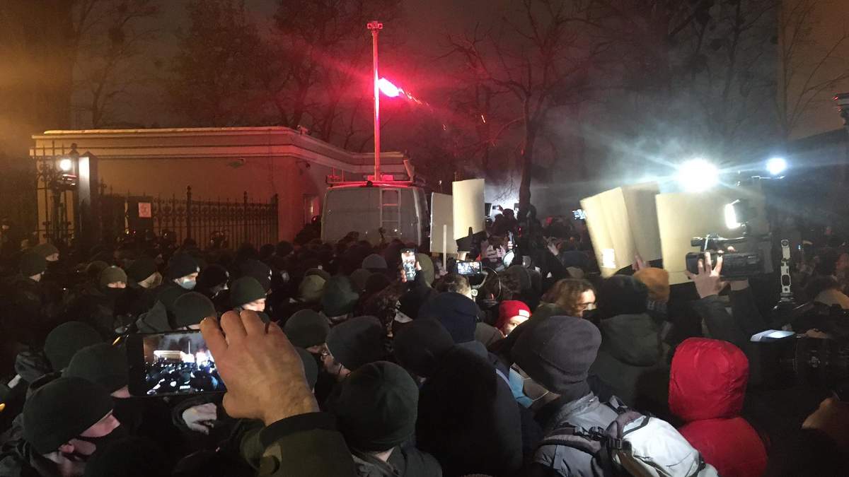 Протести на підтримку Стерненка: у Києві почалися перші сутички Протести на підтримку Стерненка: у Києві почалися перші сутички