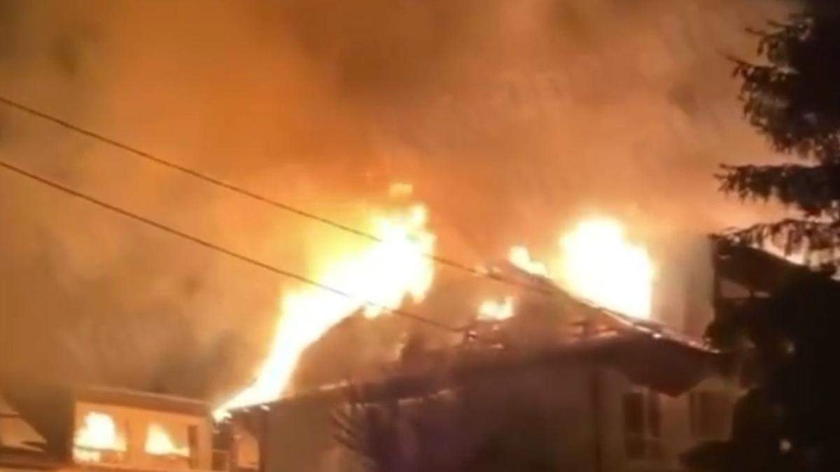 У Києві на ДВРЗ палає будинок: відео - Новини У Києві на ДВРЗ палає будинок: відео - Новини