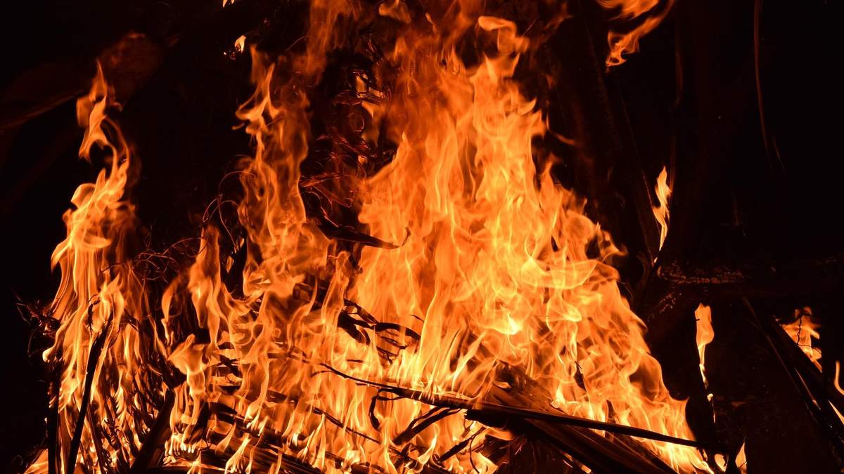 Ніч вогню у Києві: палає ще один об’єкт – склад на заводі Квазар Ніч вогню у Києві: палає ще один об’єкт – склад на заводі Квазар