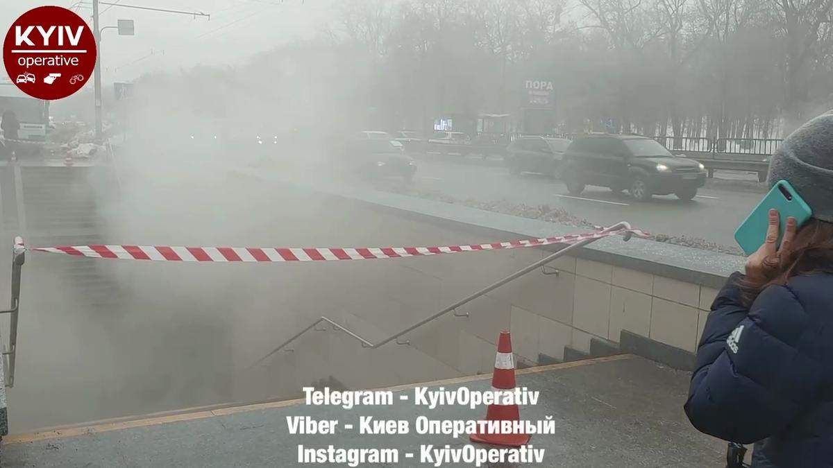 На проспекті Перемоги у Києві затопило окропом підземний перехід На проспекті Перемоги у Києві затопило окропом підземний перехід