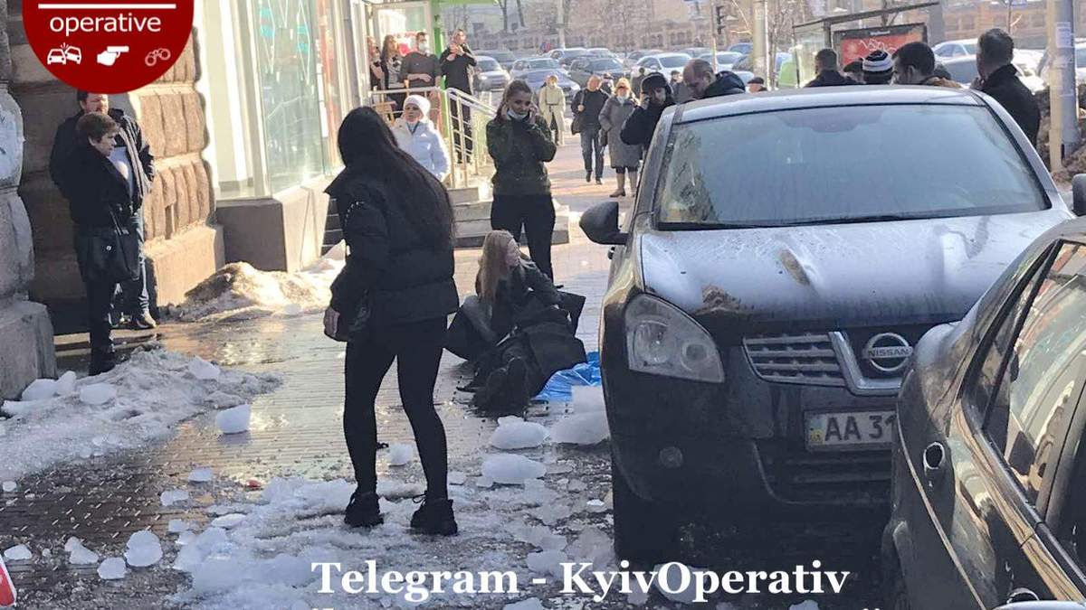 У Києві на голову людині впав велетенський шматок льоду - Новини У Києві на голову людині впав велетенський шматок льоду - Новини
