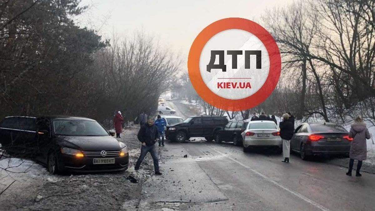 На Київщині зіштовхнулися 6 авто, є постраждалі На Київщині зіштовхнулися 6 авто, є постраждалі