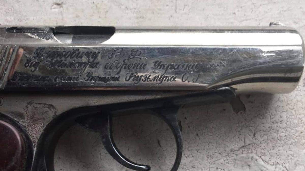 У Києві судитимуть поліцейського: у нього знайшли пістолет Януковича У Києві судитимуть поліцейського: у нього знайшли пістолет Януковича