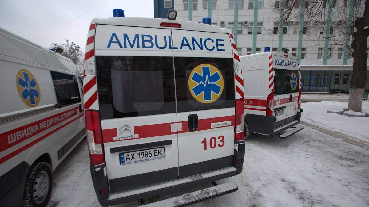 В Киеве на женщину упала плитка в подземном переходе В Киеве на женщину упала плитка в подземном переходе