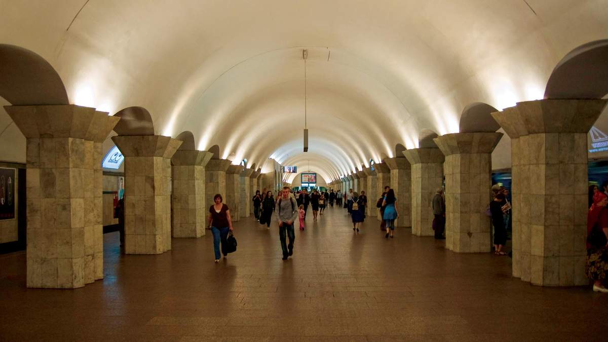 В метро в Киеве мужчина упал на рельсы: вытащили очевидцы – видео В метро в Киеве мужчина упал на рельсы: вытащили очевидцы – видео
