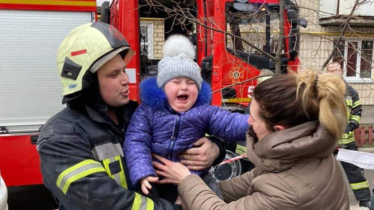 В Киеве из задымленного дома вывели 12 человек: среди них были дети В Киеве из задымленного дома вывели 12 человек: среди них были дети