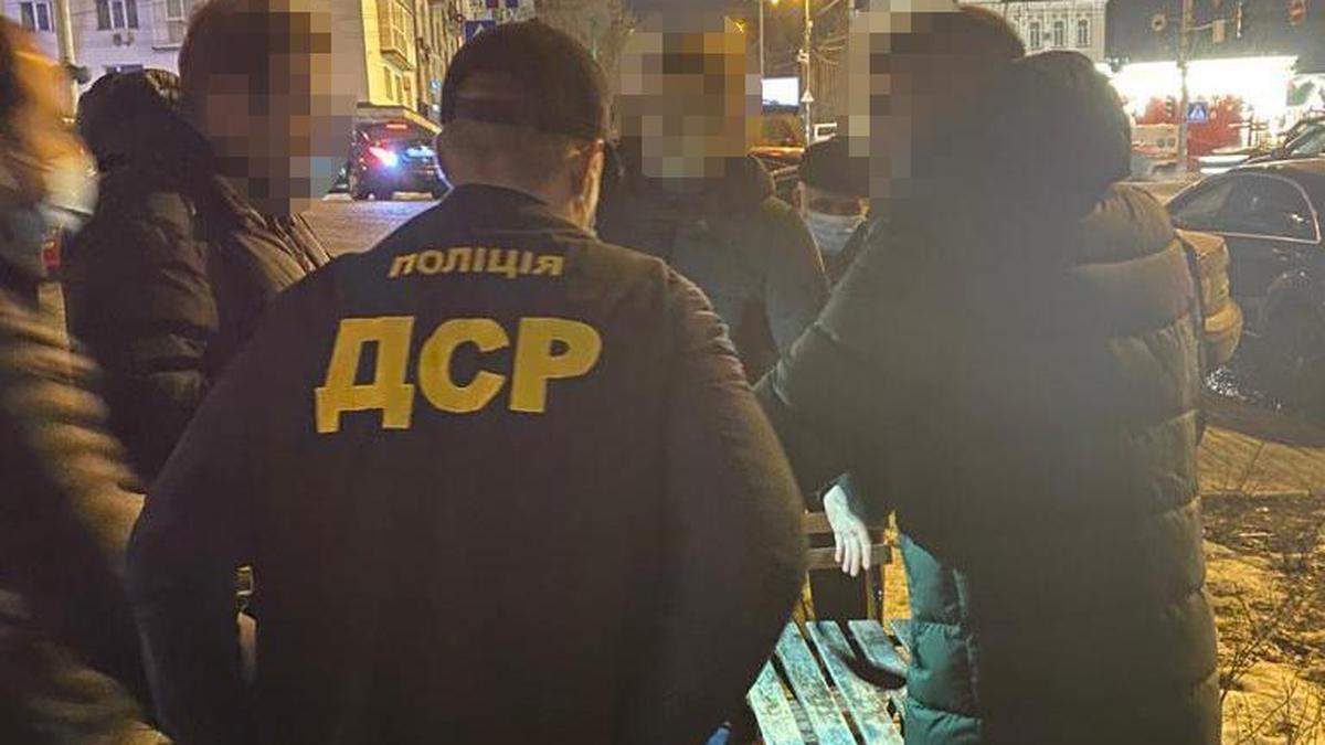 Посадовці Деснянської РДА у Києві попалися на хабарі у 8 тисяч доларів Посадовці Деснянської РДА у Києві попалися на хабарі у 8 тисяч доларів