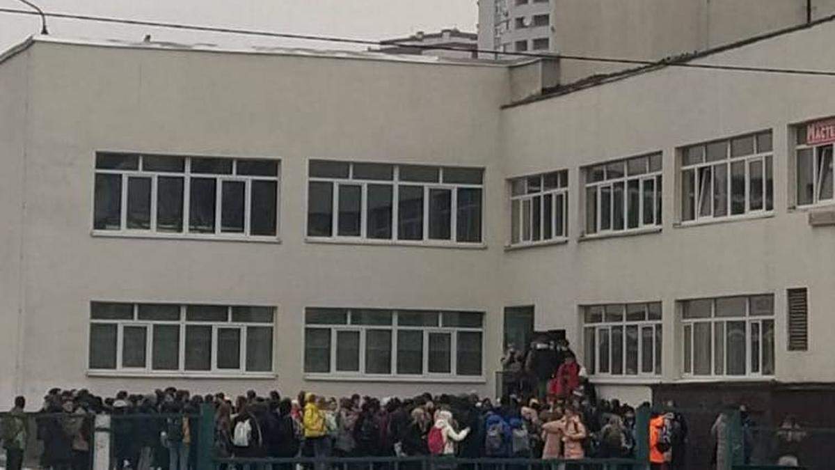 У Києві через газовий балончик довелося евакуювати школу У Києві через газовий балончик довелося евакуювати школу