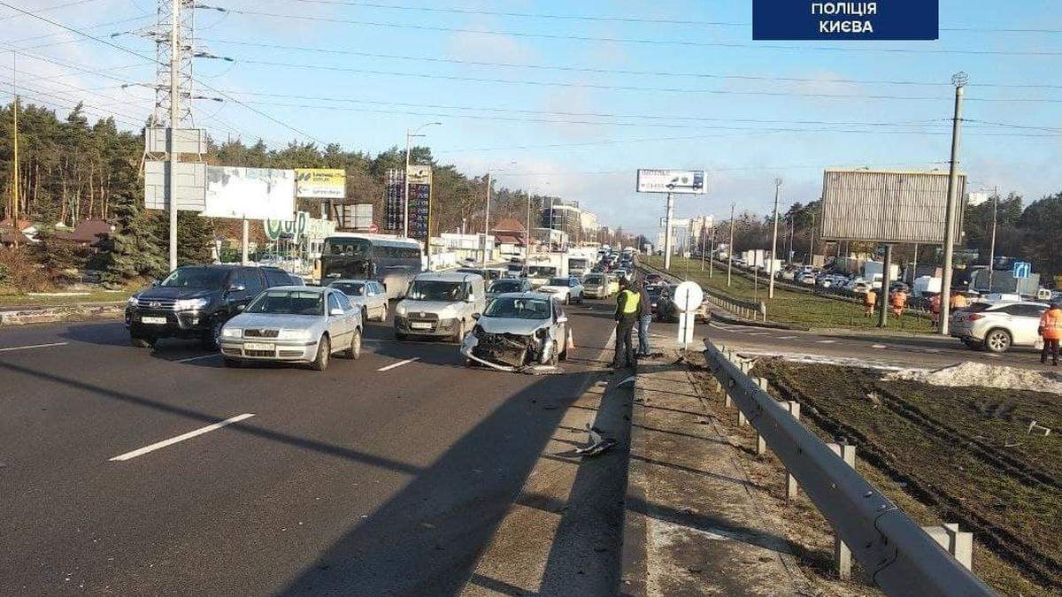 В Киеве на Окружной из-за дерзкого нарушения случилась жесткая авария В Киеве на Окружной из-за дерзкого нарушения случилась жесткая авария