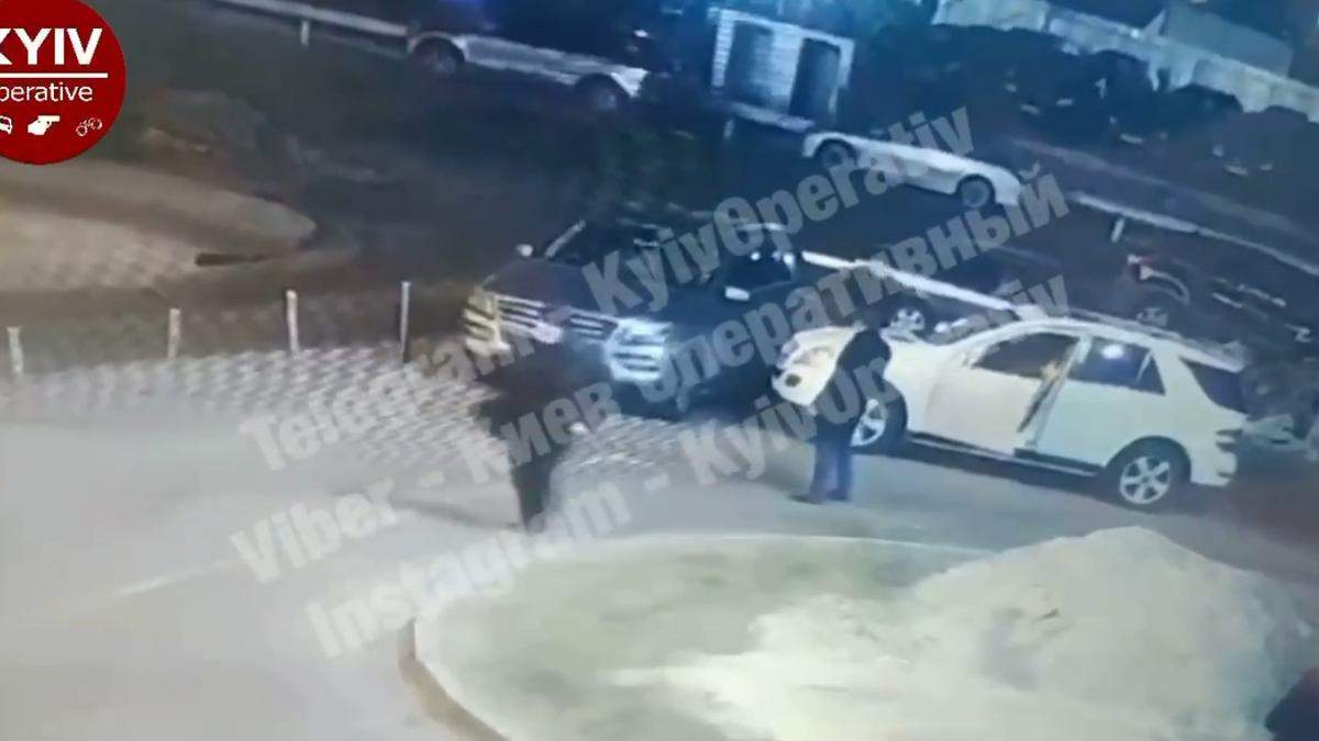 У Києві автовикрадач вибіг на дорогу із пістолетом й забрав машину У Києві автовикрадач вибіг на дорогу із пістолетом й забрав машину