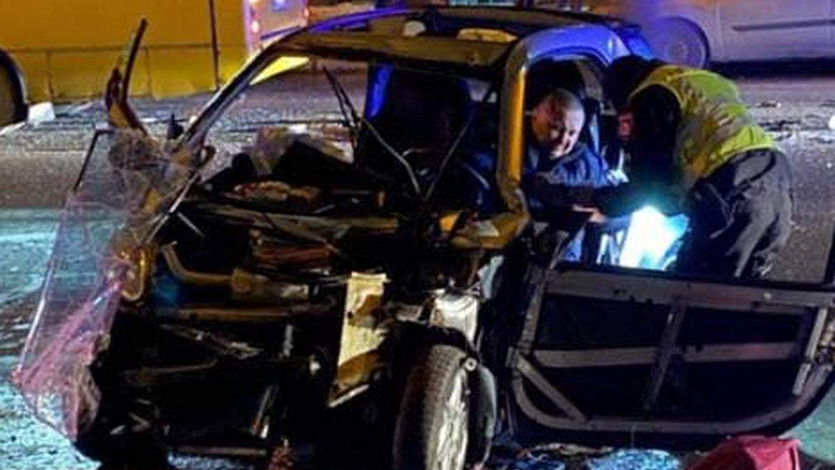 У Києві Smart лоб у лоб влетів у маршрутку з пасажирами У Києві Smart лоб у лоб влетів у маршрутку з пасажирами