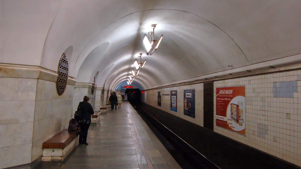 В киевском метро у вокзала 7 марта 2021 на колею упал ребенок В киевском метро у вокзала 7 марта 2021 на колею упал ребенок