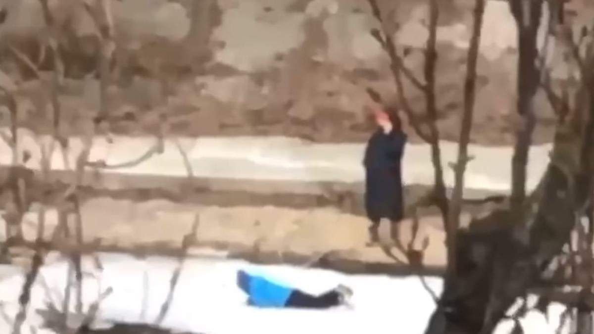 В Киеве ребенок играл на льдине, а мать ждала на берегу: видео В Киеве ребенок играл на льдине, а мать ждала на берегу: видео