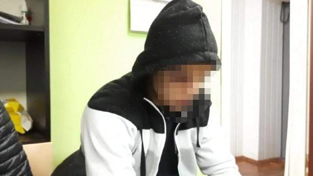 У Києві хлопці справили нужду на поліцейську автівку – відео У Києві хлопці справили нужду на поліцейську автівку – відео