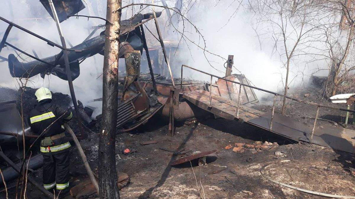 У Києві горіли дачі біля парку Наталка: їх гасили з пожежного катера У Києві горіли дачі біля парку Наталка: їх гасили з пожежного катера