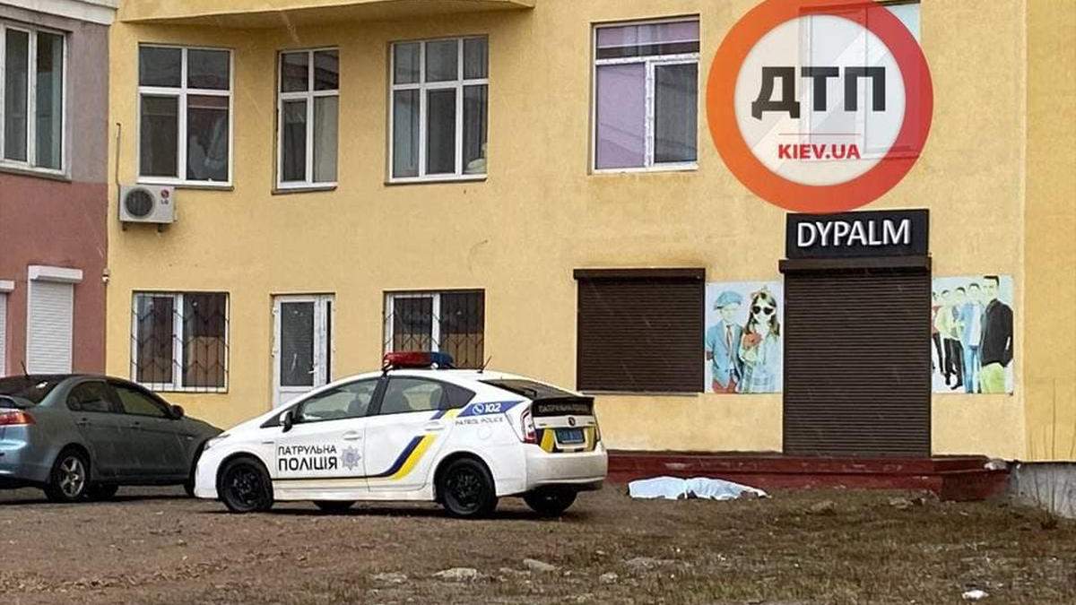 У Києві в Бортничах з вікна новобудови випав чоловік У Києві в Бортничах з вікна новобудови випав чоловік