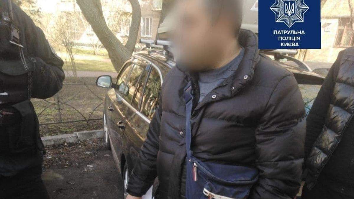 В Киеве на АЗС человек плюнул в кассиршу за замечание о маске В Киеве на АЗС человек плюнул в кассиршу за замечание о маске